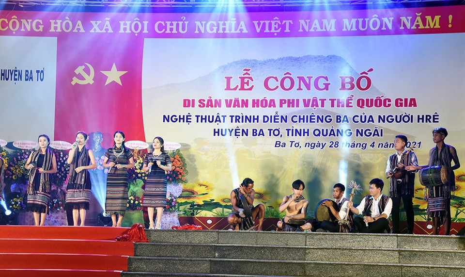 5-cac-nghe-nhan-trinh-dien-chieng-ba-tai-buoi-le-anh-nguyen-dang-lam-1622724855.jpg