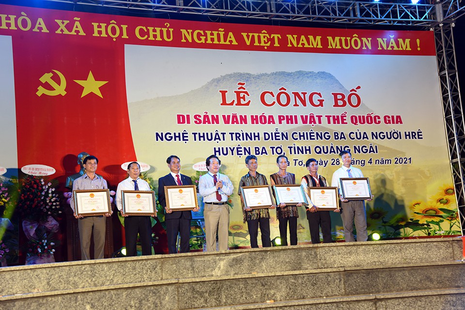 9-ong-vo-phien-pct-ubnd-tinh-trao-bang-khen-cua-ubnd-tinh-cho-cac-tap-the-va-ca-nhan-co-thanh-tich-bao-ton-phat-huy-gia-tri-chieng-ba-anh-nguyen-dang-lam-1622724878.jpg