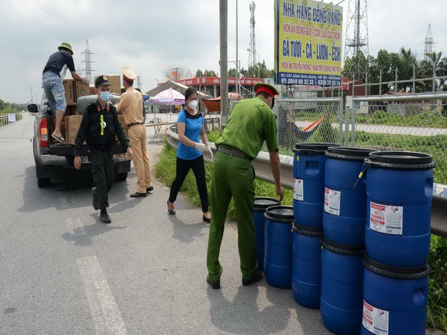 luc-luong-cong-an-viet-yen-va-bac-giang-tai-chot-kiem-soat-phong-chong-dich-covid-19-ho-tro-dua-hang-ve-noi-tap-ket-vat-tu-y-te-tren-dia-ban-huyen-viet-yen-1625149917.jpg