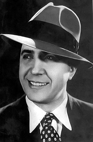 tango-carlos-gardel-bieu-tuong-song-mai-cua-tango-1628907966.jpg