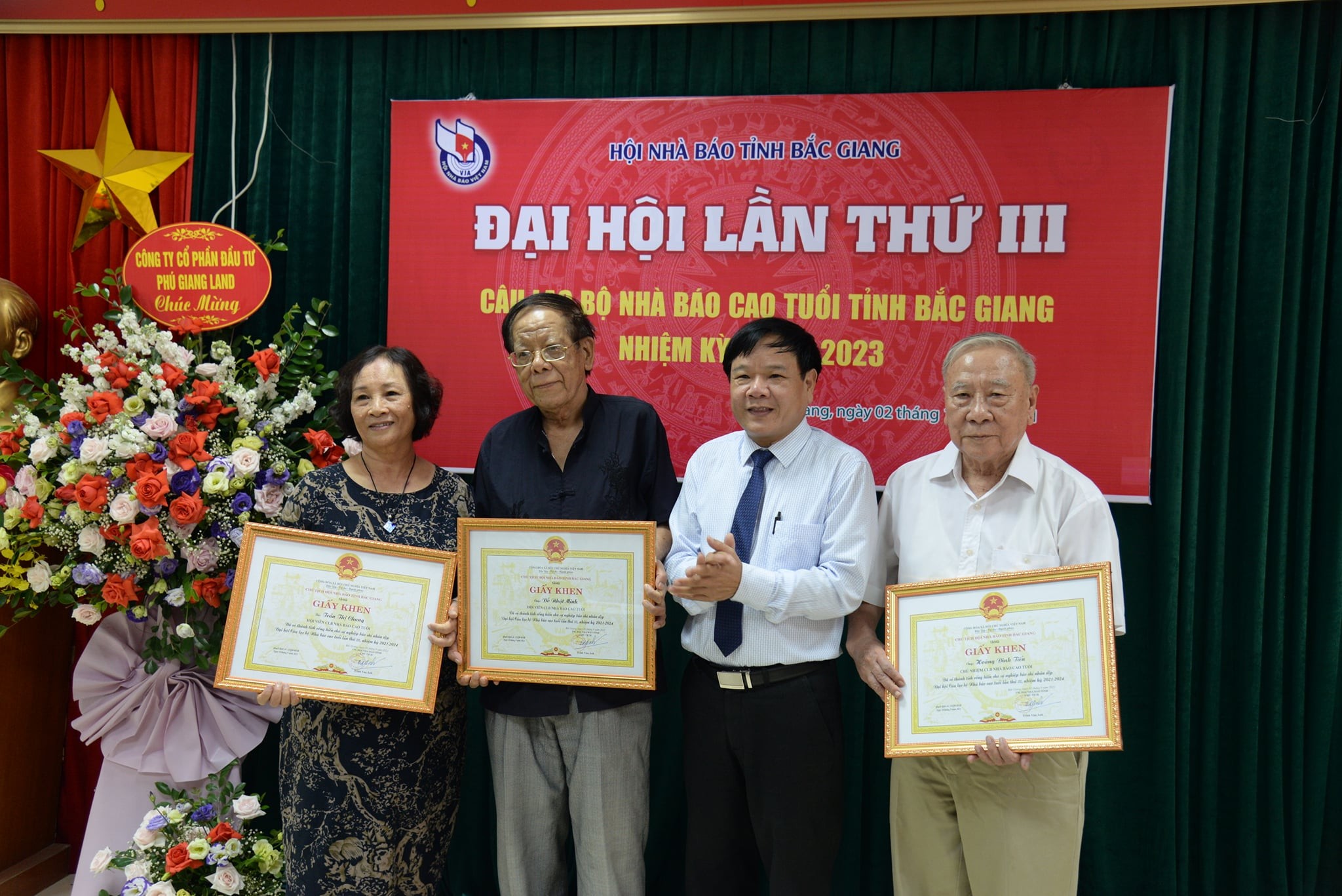 cac-hoi-vien-co-thanh-tich-xuat-sac-nhiem-ky-2018-2021-da-duoc-khen-thuong-1633273293.jpg