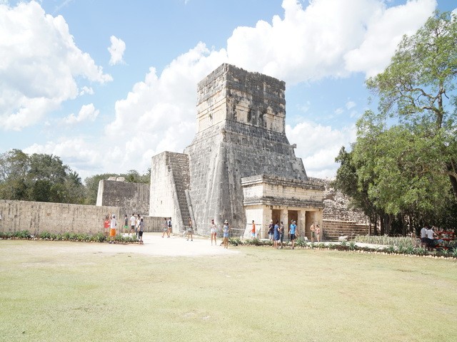 ch2den-quan-sat-thien-van-o-chichen-itza-1650204935.jpg