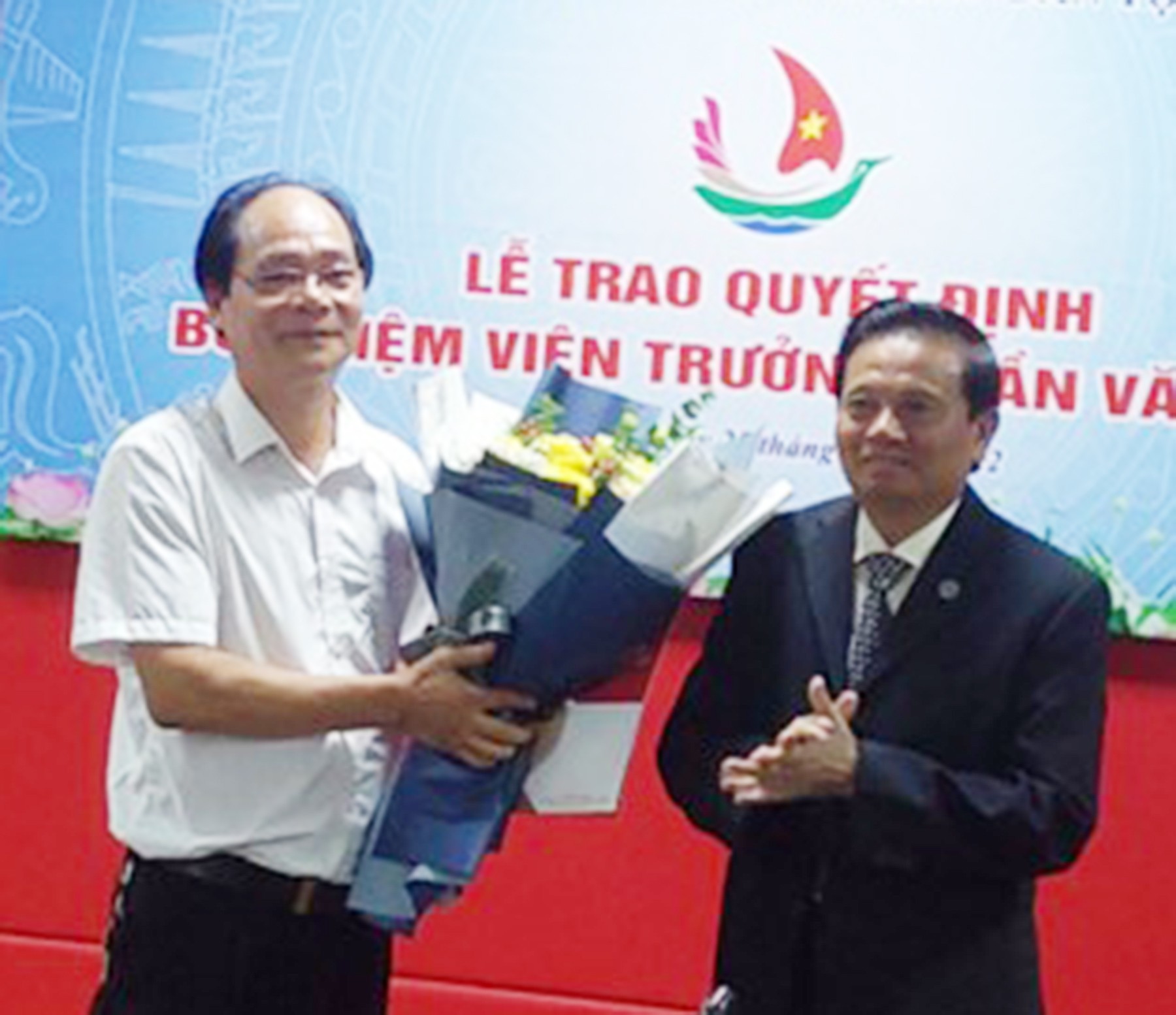 cong-bo-vien-truong-1661436072.jpg