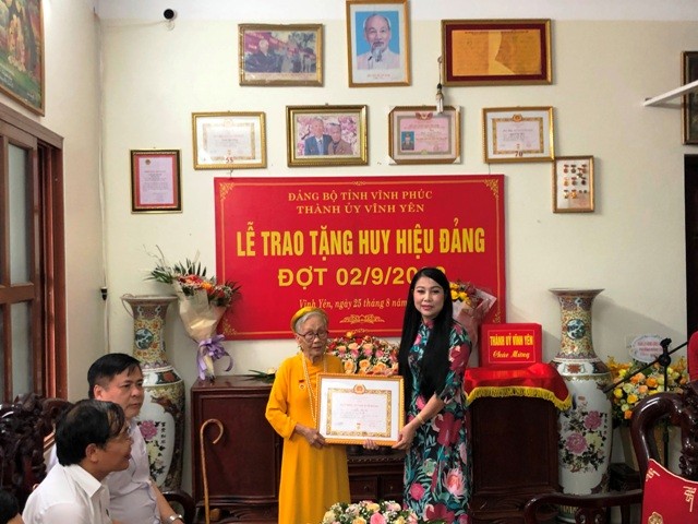 hoang-thi-thuy-lan-trao-huy-hieu-dang1-1661398948.jpg