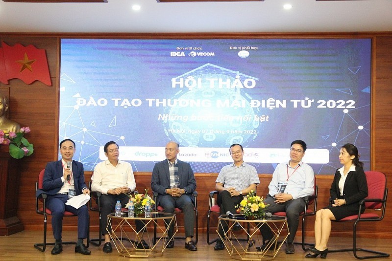 cac-dien-gia-tham-du-hoi-thao-dao-tao-thuong-mai-dien-tu-2022-1662953261.jpg