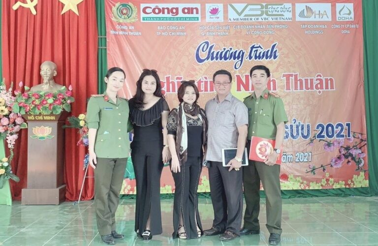 ong-ho-minh-son-cung-cac-manh-thuong-quan-trao-qua-tai-cong-an-tinh-ninh-thuan-nam-2021-1664614537.jpg