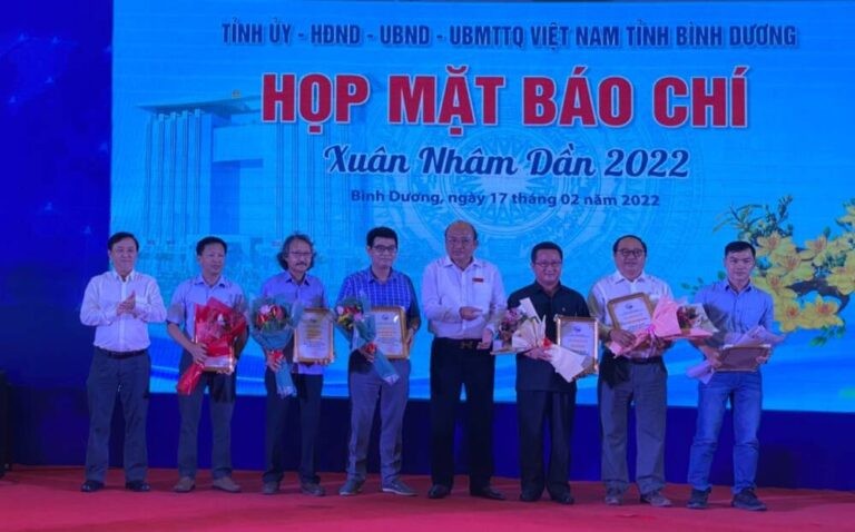 ong-ho-minh-son-dai-dien-tap-chi-nhiep-anh-va-doi-song-nhan-thu-cam-on-cua-thuong-truc-tinh-uy-ubnd-tinh-binh-duong-1664614230.jpg