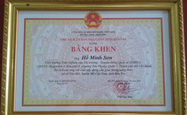 ong-ho-minh-son-vien-truong-vien-imric-tap-chi-nhiep-anh-va-doi-song-vinh-du-nhan-bang-khen-cua-chu-tich-ubnd-ben-tre-1664613814.jpg