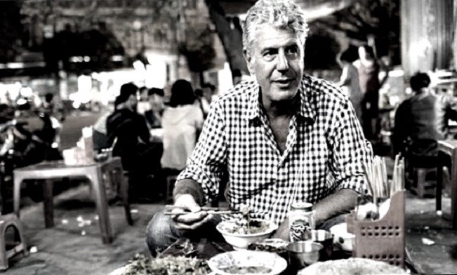 2-anthony-bourdain-cho-dong-ba-1665586873.jpg