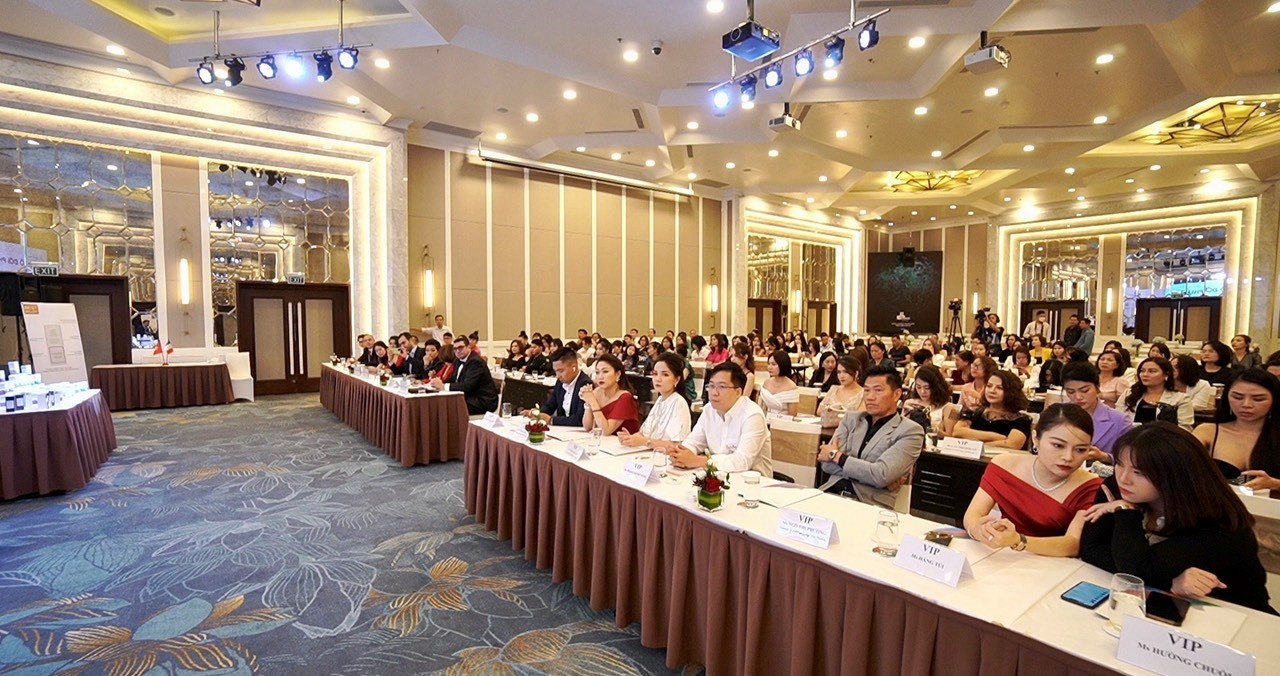 quang-canh-talkshow-1665989197.jpg