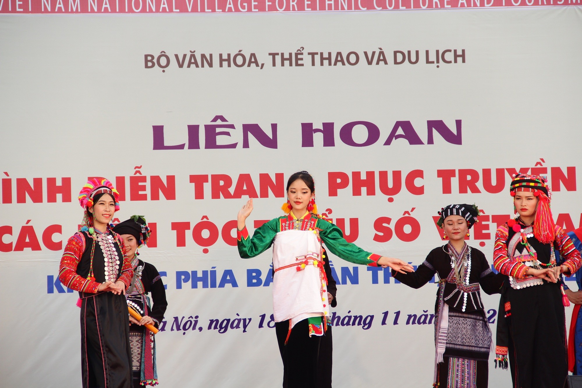 lien-hoan-trang-phuc-cac-dan-toc-thieu-so-1668785192.JPG