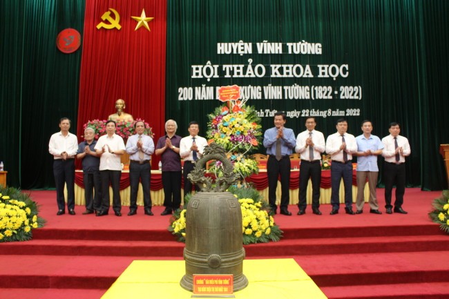 lanh-dao-vinh-phuc-chuc-mung-hoi-thao-1669338412.jpg