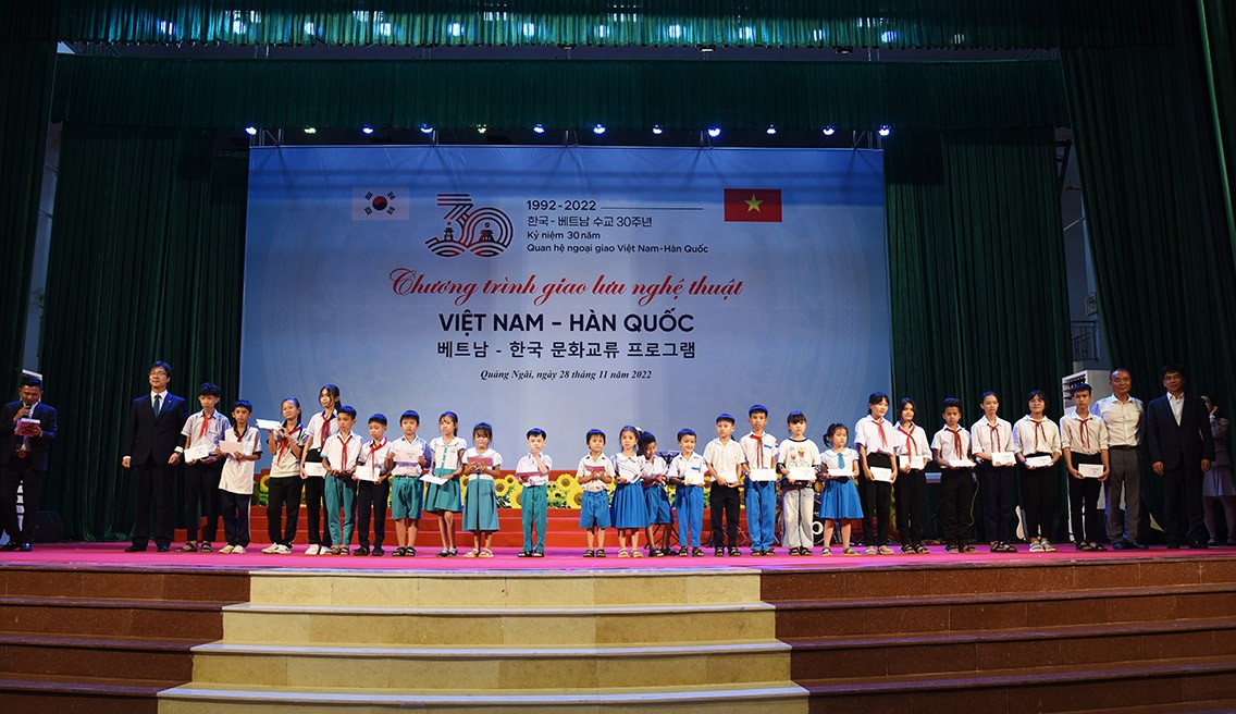 13-cac-oanh-nghiep-han-quoc-tai-quang-ngai-tang-qua-cho-hoc-sinh-ngheo-xx-binh-hoa-binh-tri-huyen-binh-son-dsc-9356a-1669715851.jpg