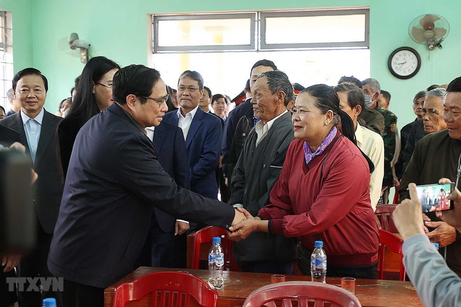 6-thu-tuong-pham-minh-chinh-den-tham-dong-vien-cac-ho-dan-xa-duc-hoa-huyen-mo-duc-phai-di-doi-de-giai-phong-mat-bang-cho-tuyen-cao-toc-bac-nam-phia-dong-anh-duong-giang-ttxvn-1672579030.jpg