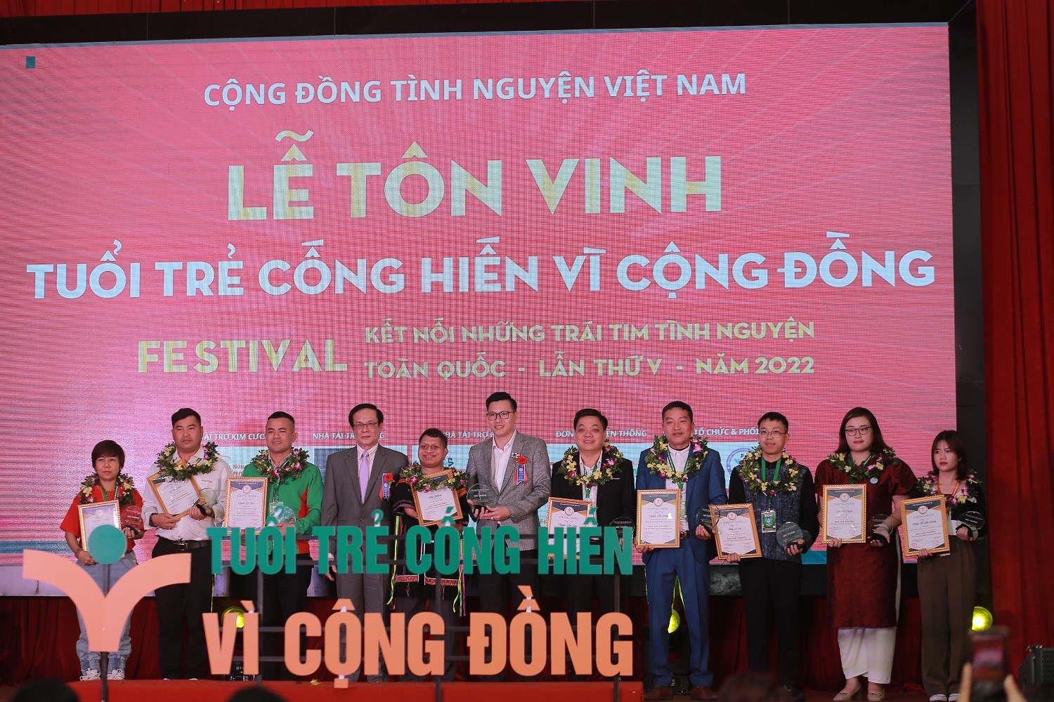 anh-2-vinh-danh-cac-ca-nhan-to-chuc-cong-hien-vi-cong-dong-1672908389.JPG