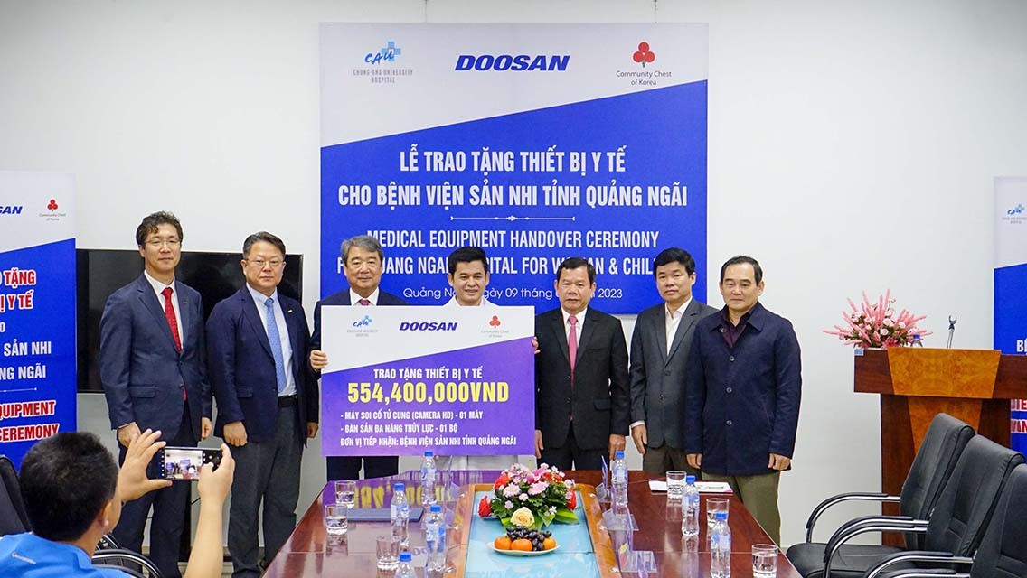 3a-doosan-vina-cau-va-community-chest-of-korea-trao-tang-mot-may-soi-co-tu-cung-camera-hd-va-mot-ban-san-da-nang-thuy-luc-tri-gia-hon-554-trieu-dong-cho-benh-vien-san-nhi-quang-ngai-1673343352.jpg