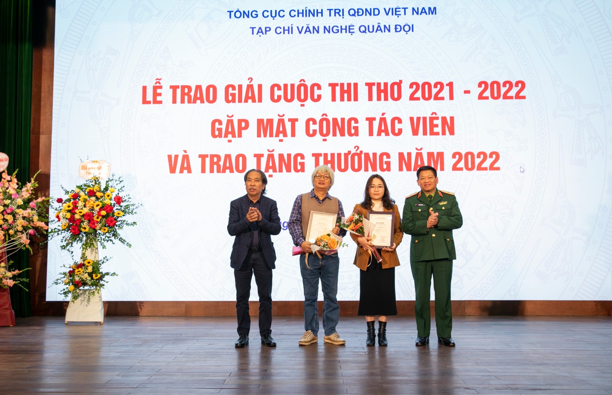 nha-tho-nguyen-quang-thieu-trao-giai-cho-2-tac-gia-dat-giai-nhi-1673534675.jpg