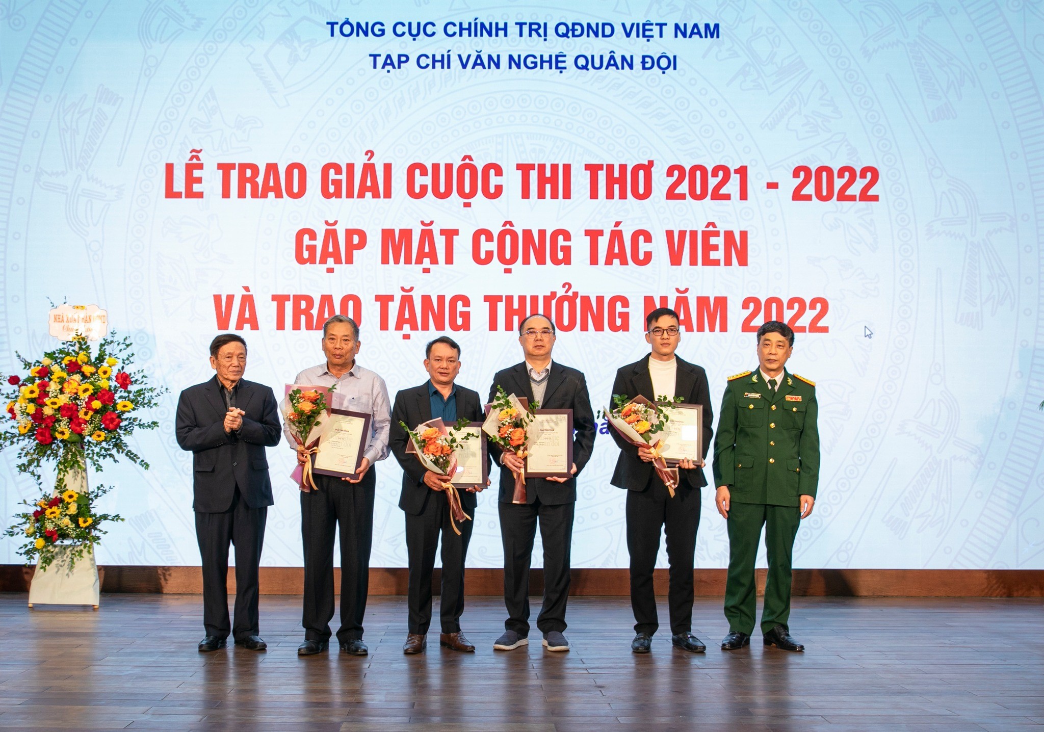 nha-van-nguyen-binh-phuong-trao-giai-cho-cac-tac-gia-dat-giai-tu-1673534676.jpg