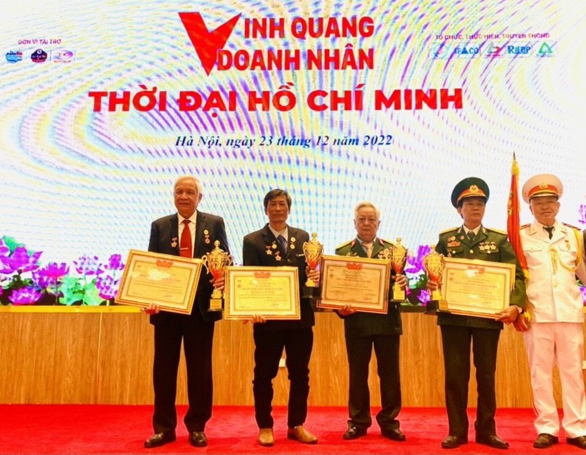 bac-do-van-nguong-thu-2-tu-phai-sang-la-1-trong-10-cuu-chien-binh-duoc-vinh-danh-doanh-nhan-thoi-dai-ho-chi-minh-1677141818.jpg