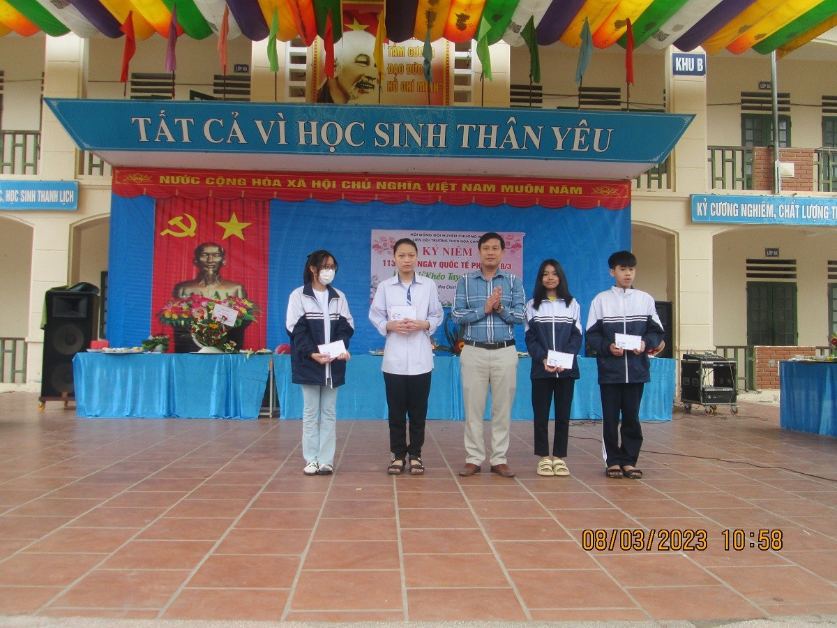 anh-5-hieu-truong-trao-giai-1678353727.JPG