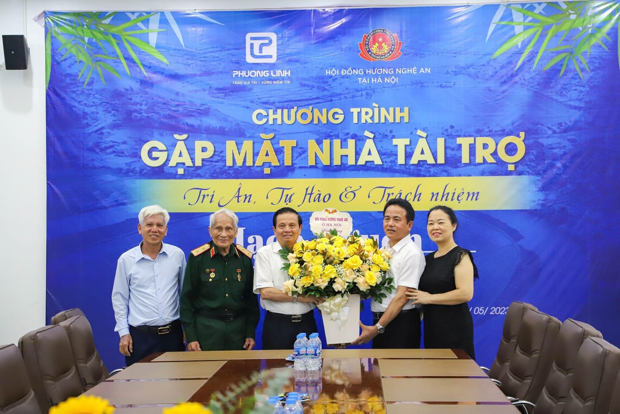 chu-tich-hdhna-tai-ha-noi-va-ahllvtnd-trung-tuong-nguyen-quoc-thuoc-tang-hoa-cam-on-nha-tai-tro-1684838787.jpg