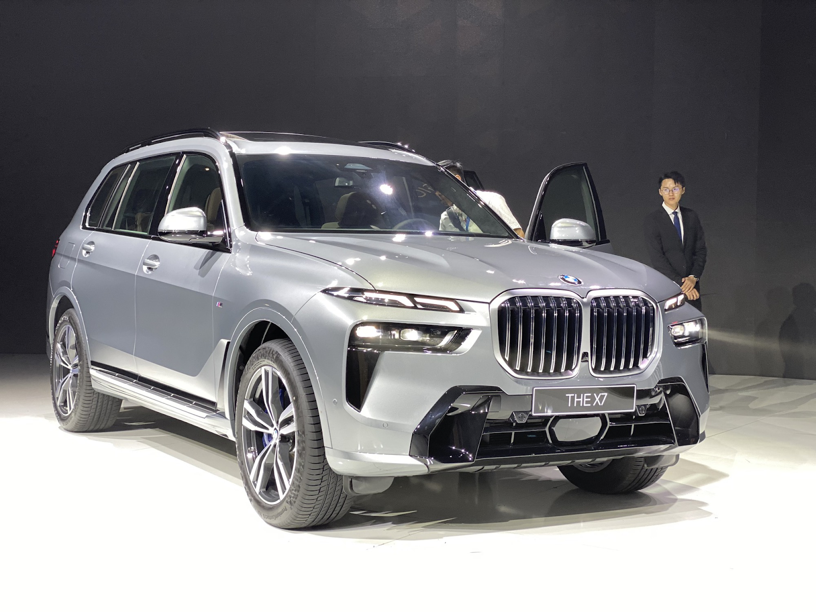 bmw-x7-1-1687944103.png