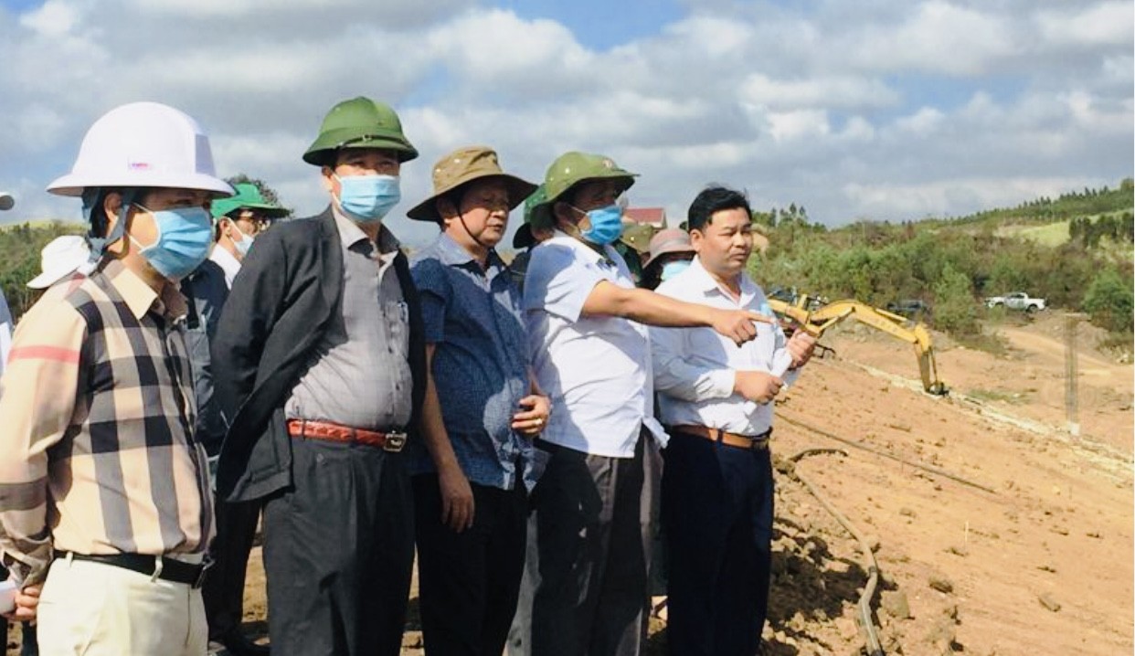 3-dong-chi-bi-thu-tinh-uy-gia-lai-nguoi-dung-o-dau-dang-chi-tay-ve-phia-cong-trinh-cung-doan-cong-tac-den-kiem-tra-cac-cong-trinh-o-dak-po-1692936740.jpg