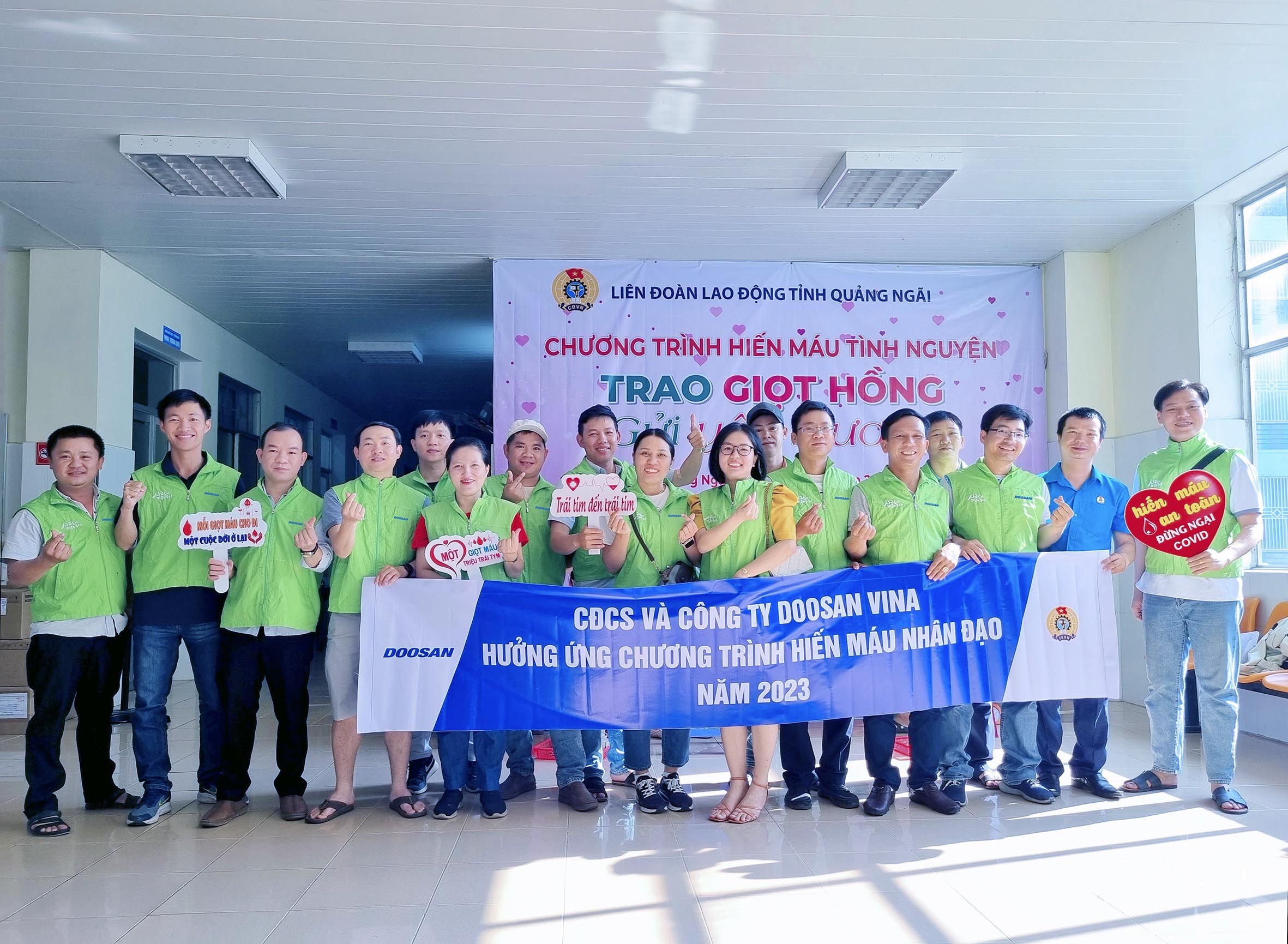 17a-nld-doosan-vina-tham-gia-hien-mau-tai-bvdk-tinh-quang-ngai-thuong-nien-1697031873.jpg