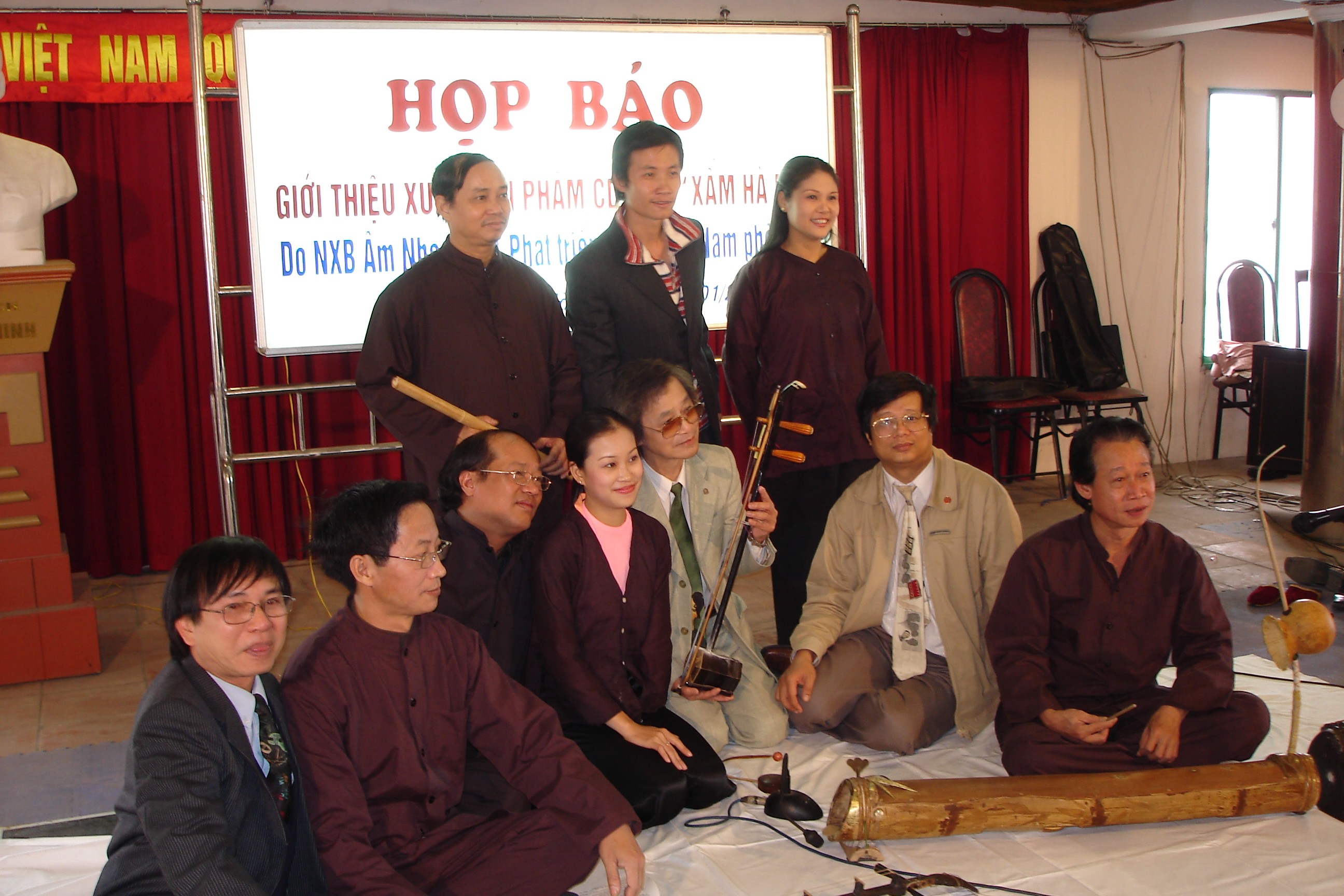 nhac-si-thao-giang-ngoai-cung-ben-phai-1698274409.JPG