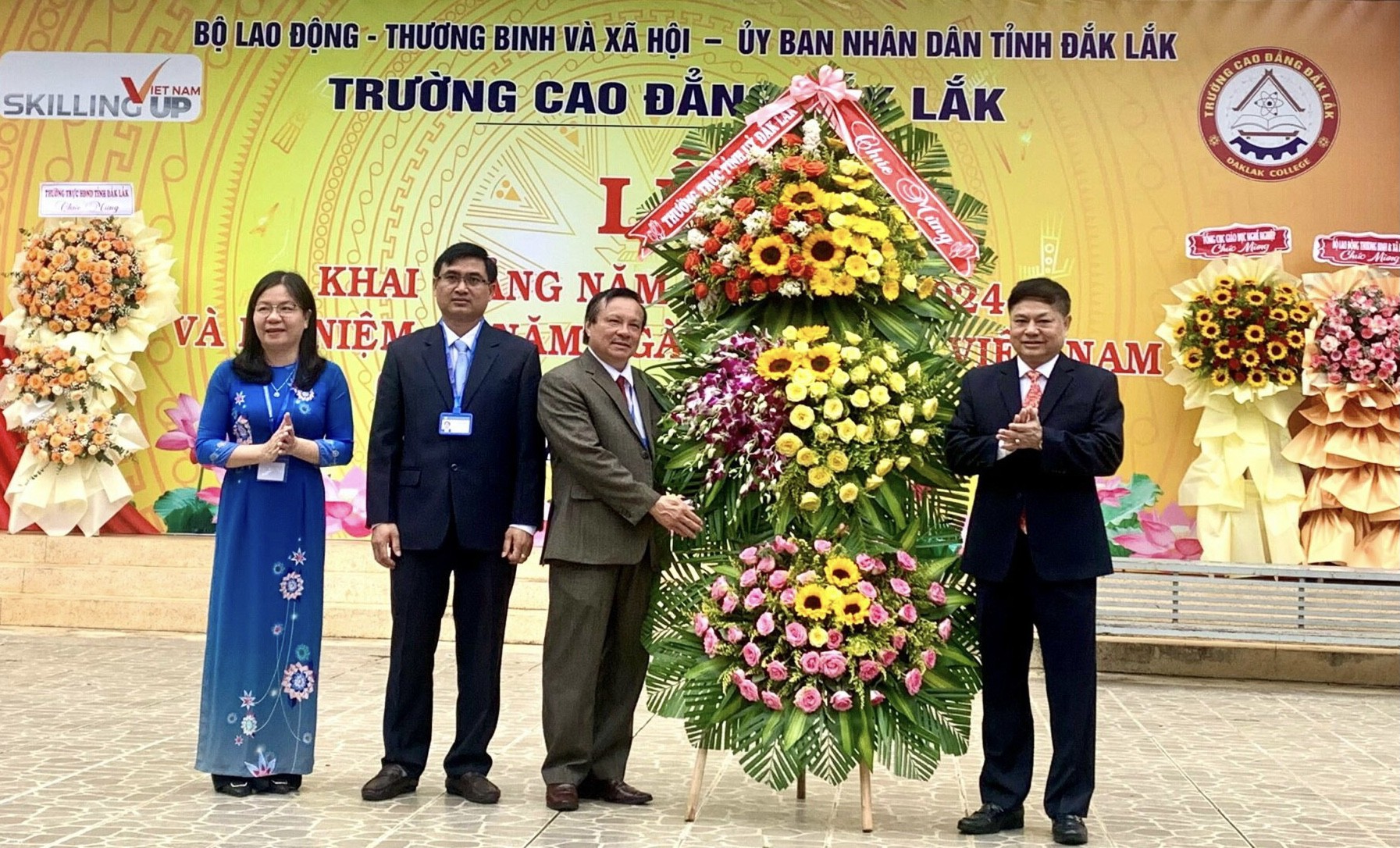 pho-bi-thu-thuong-truc-tinh-uy-dak-lak-pham-minh-tan-ben-phai-chuc-mung-nha-truong-nhan-dip-khai-giang-nam-hoc-moi-1700213313.jpg