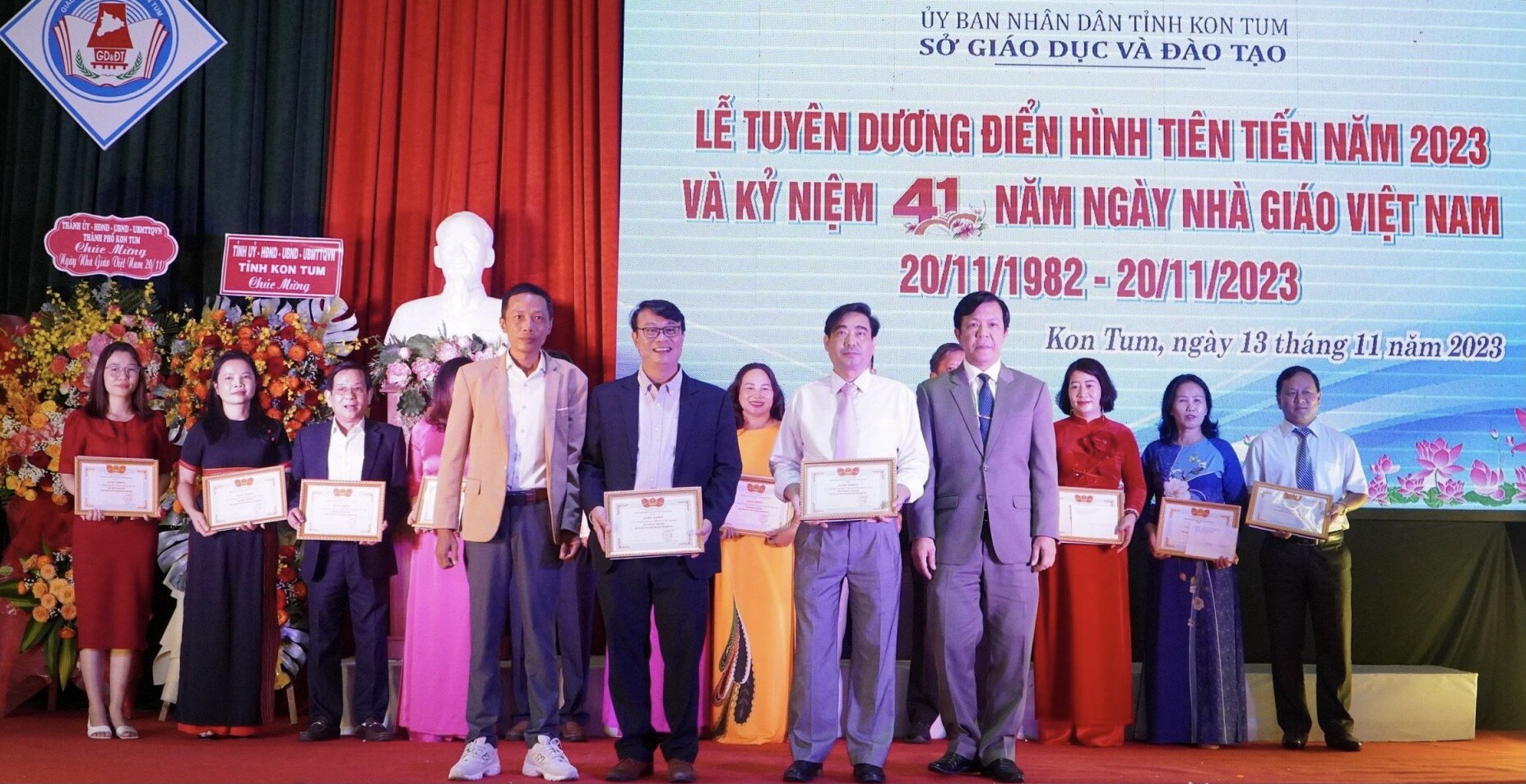 thay-giao-le-dac-tuong-thu-2-trai-sang-hang-dau-duoc-tuyen-duong-dien-hinh-tien-tien-nam-2023-1-1700564623.jpg