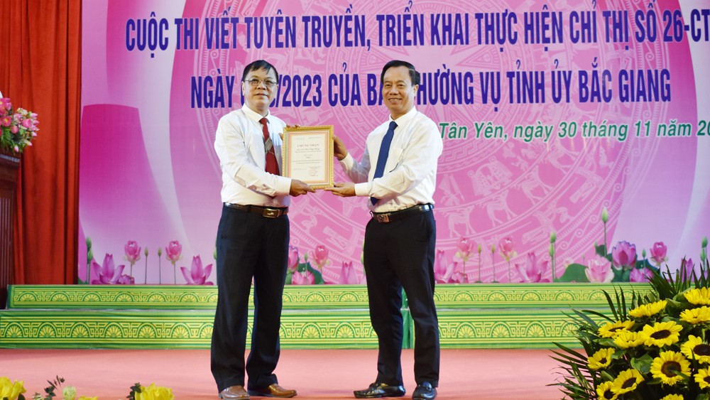 bi-thu-huyen-uy-tan-yen-dinh-duc-canh-trao-giai-nhat-cho-dang-vien-dao-duy-hong-1701353292.jpg