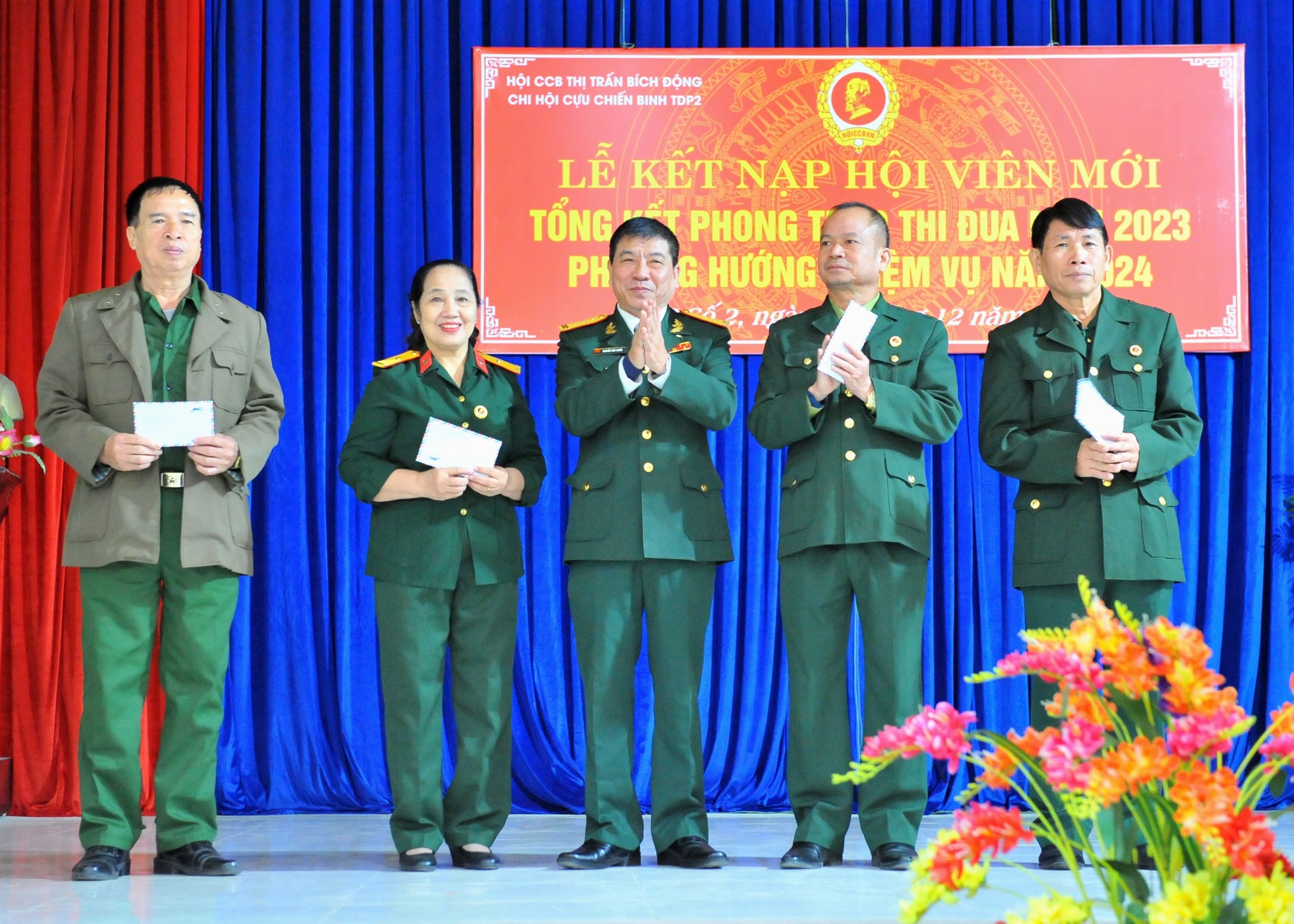 cac-hoi-vien-duoc-khen-thuong-nam-2023-min-1702874313.JPG