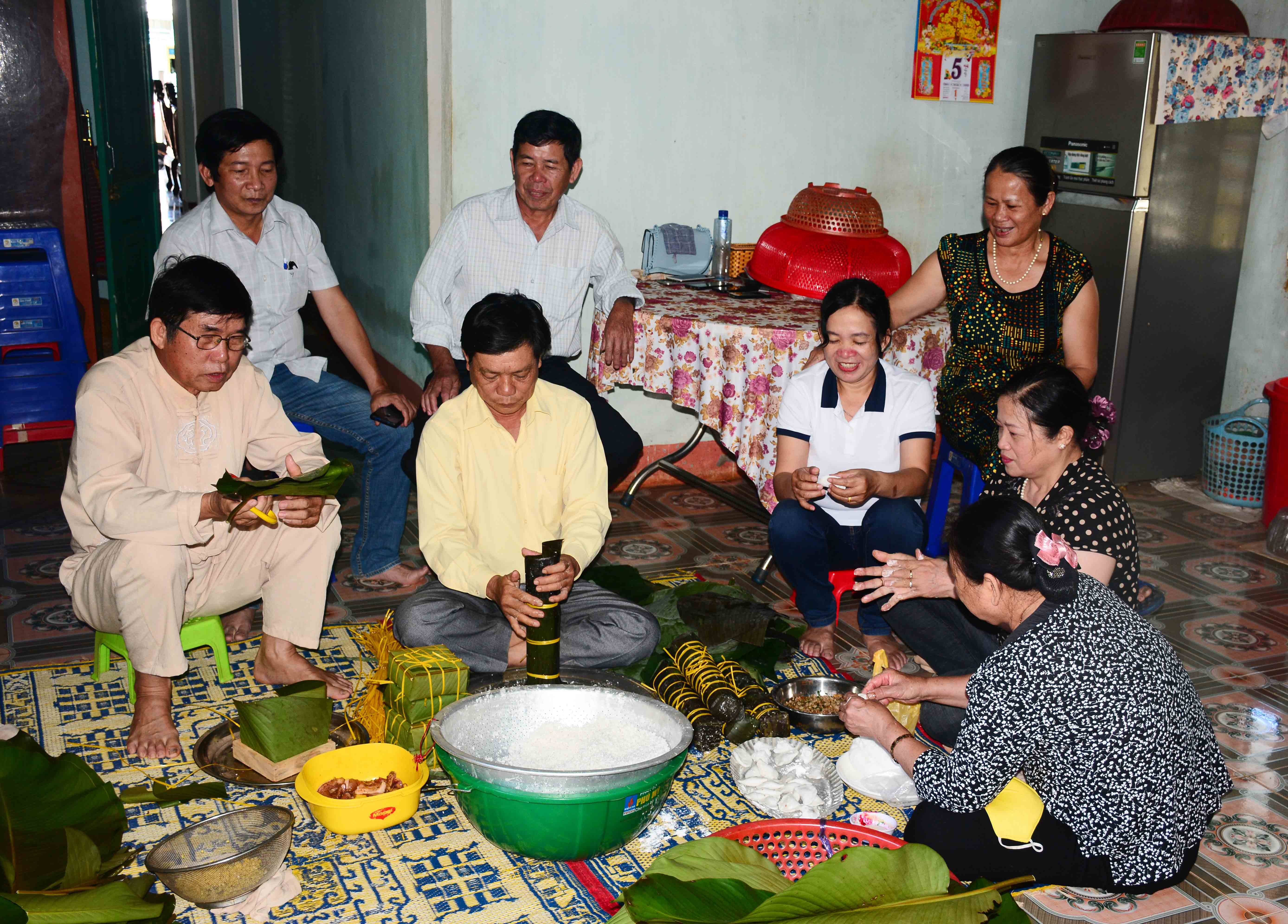 nguoi-dan-quang-tri-o-gia-lai-lam-cac-loai-banh-de-cung-ong-ba-ngay-tet-1703307267.jpg