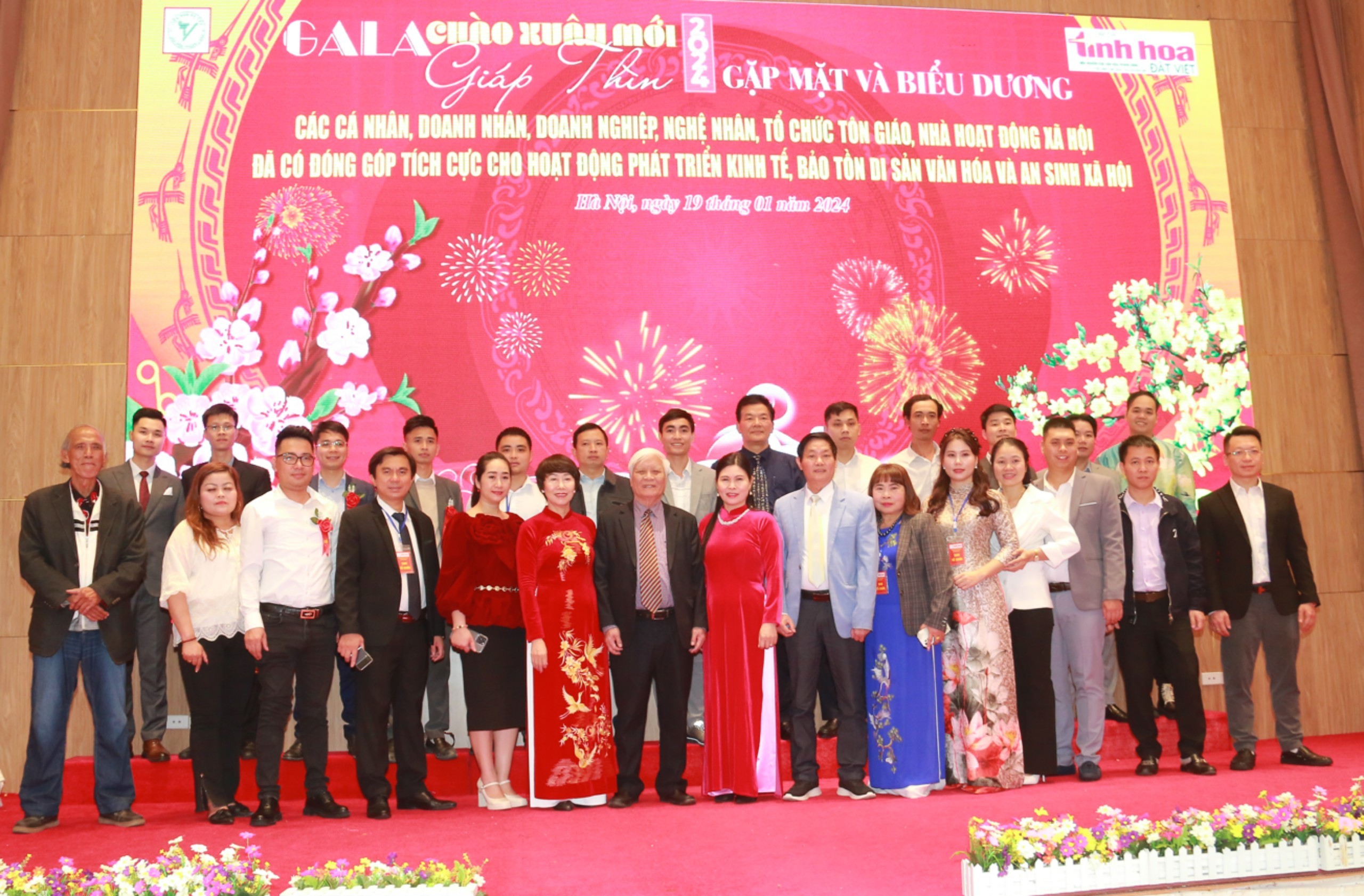 cac-dai-bieu-chup-anh-luu-niem-1705672023.jpg