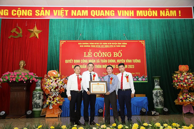 trao-qd-cong-nhan-nong-thon-moi-nang-cao-tuan-chinh-1714215627.jpg