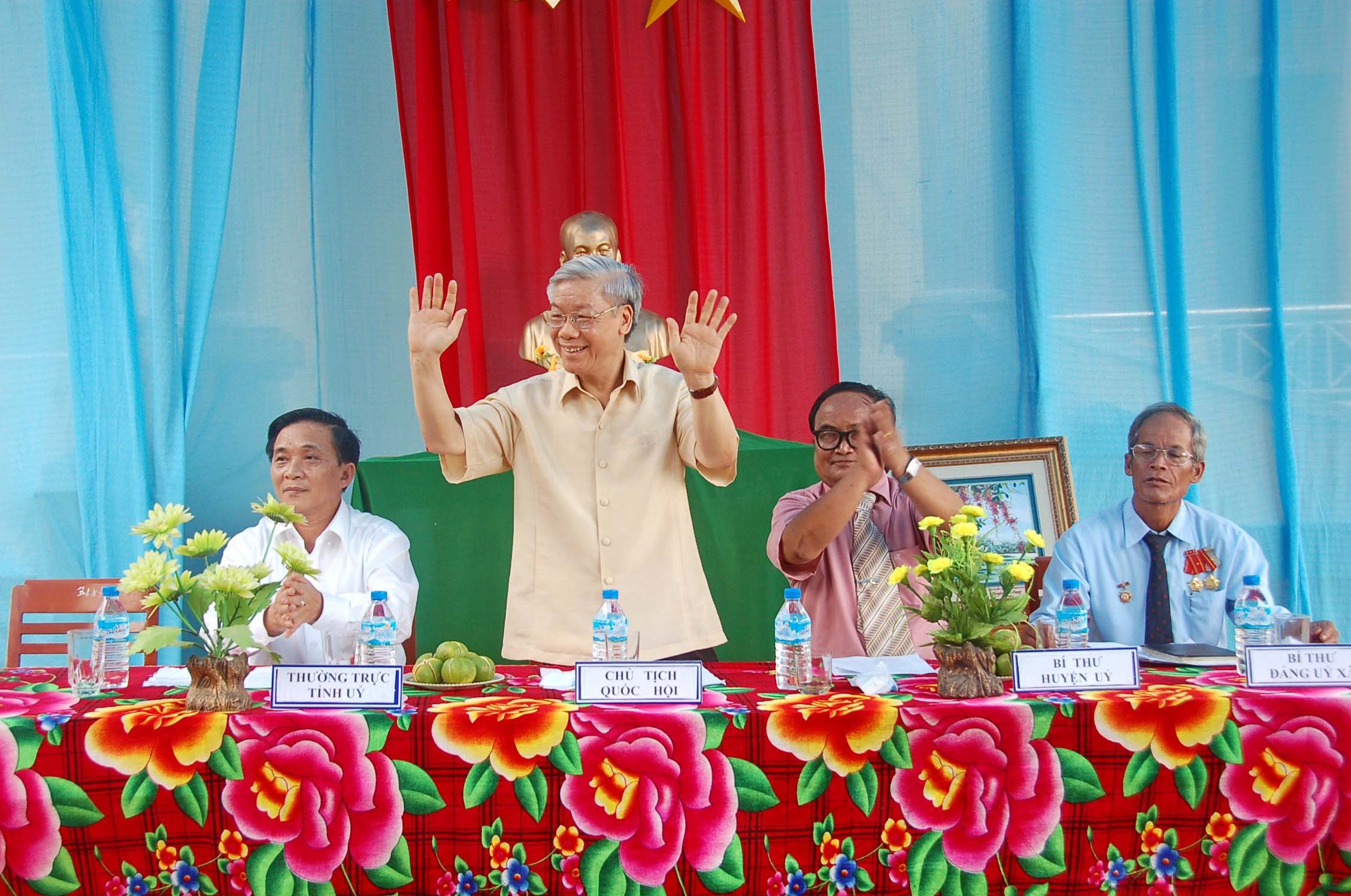 1a-chu-tich-quoc-hoi-nguyen-phu-trong-phat-bieu-tai-buoi-lam-viec-voi-cac-dong-chi-lanh-dao-huyen-tay-tra-ngay-31-8-2008-anh-nguyen-dang-lam-1721654808.jpg