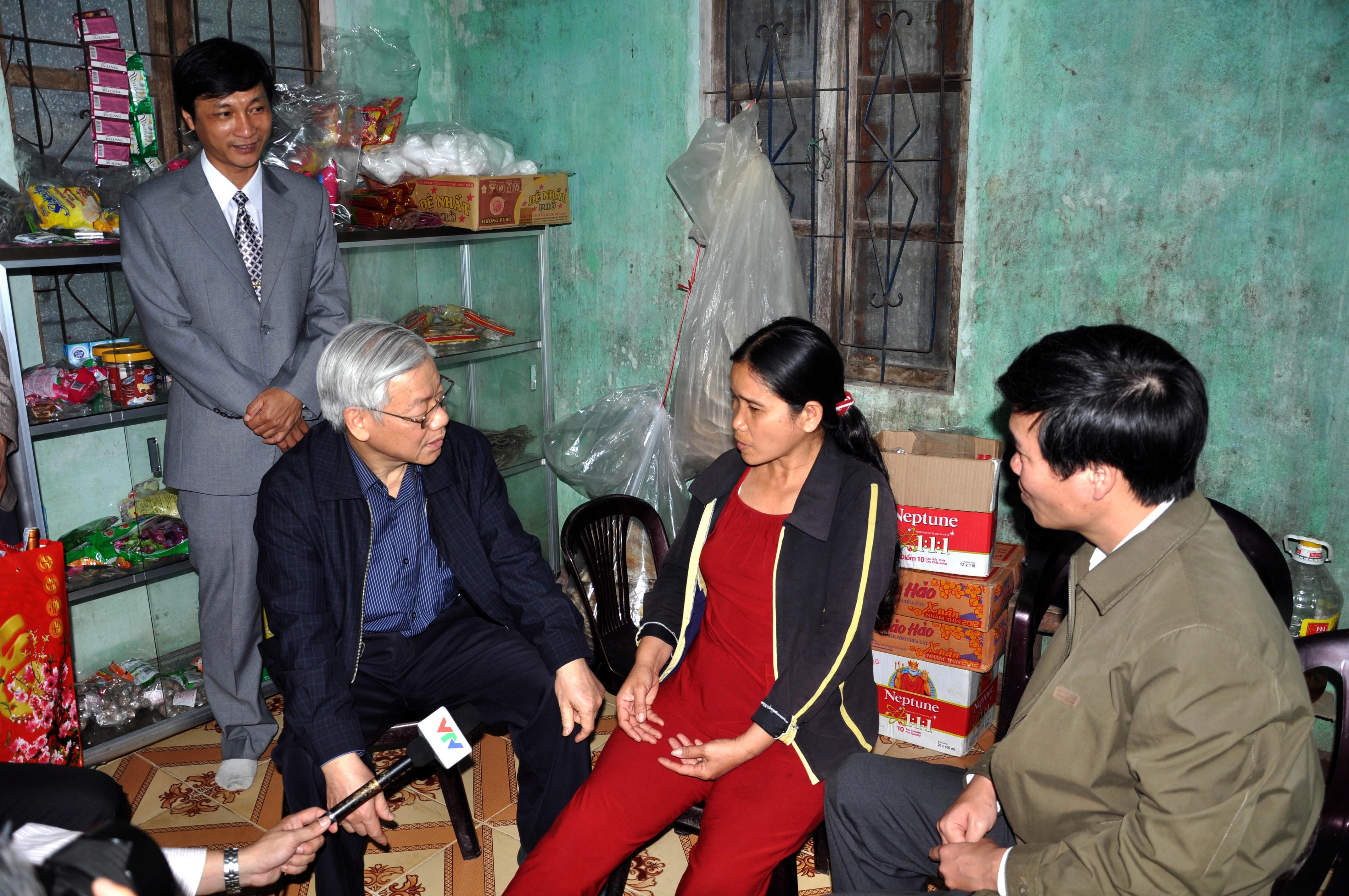 4-tong-bi-thu-nguyen-phu-trong-tham-tang-qua-cho-gia-dinh-ngu-dan-xa-tinh-ky-ngay-14-01-2012-anh-nguyen-dang-lam-1721654484.JPG