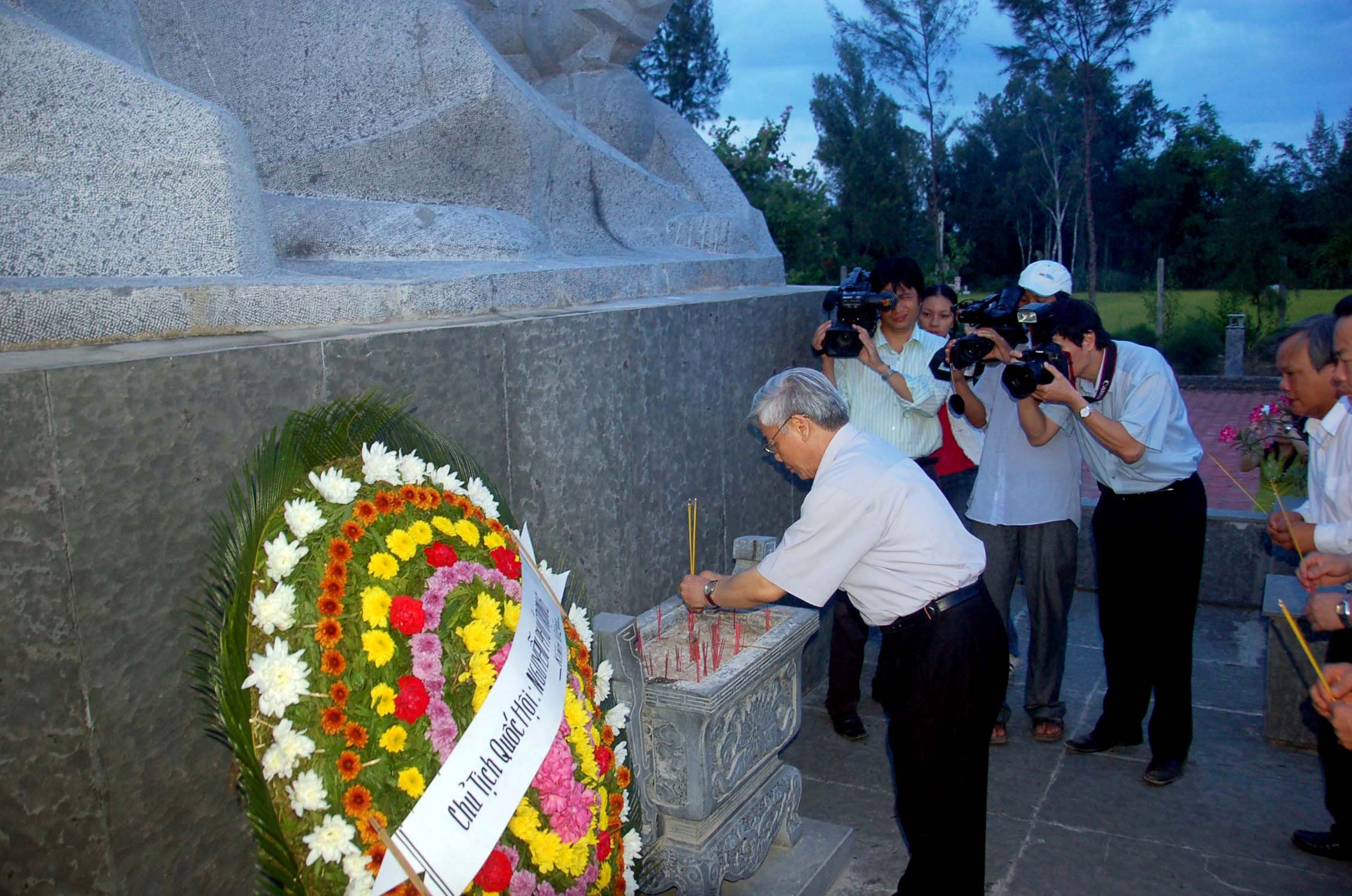 7-chu-tich-quoc-hoi-nguyen-phu-trong-vieng-tai-tuong-dai-khu-chung-tich-son-my-ngay-01-9-2008-anh-nguyen-dang-lam-1721656240.JPG