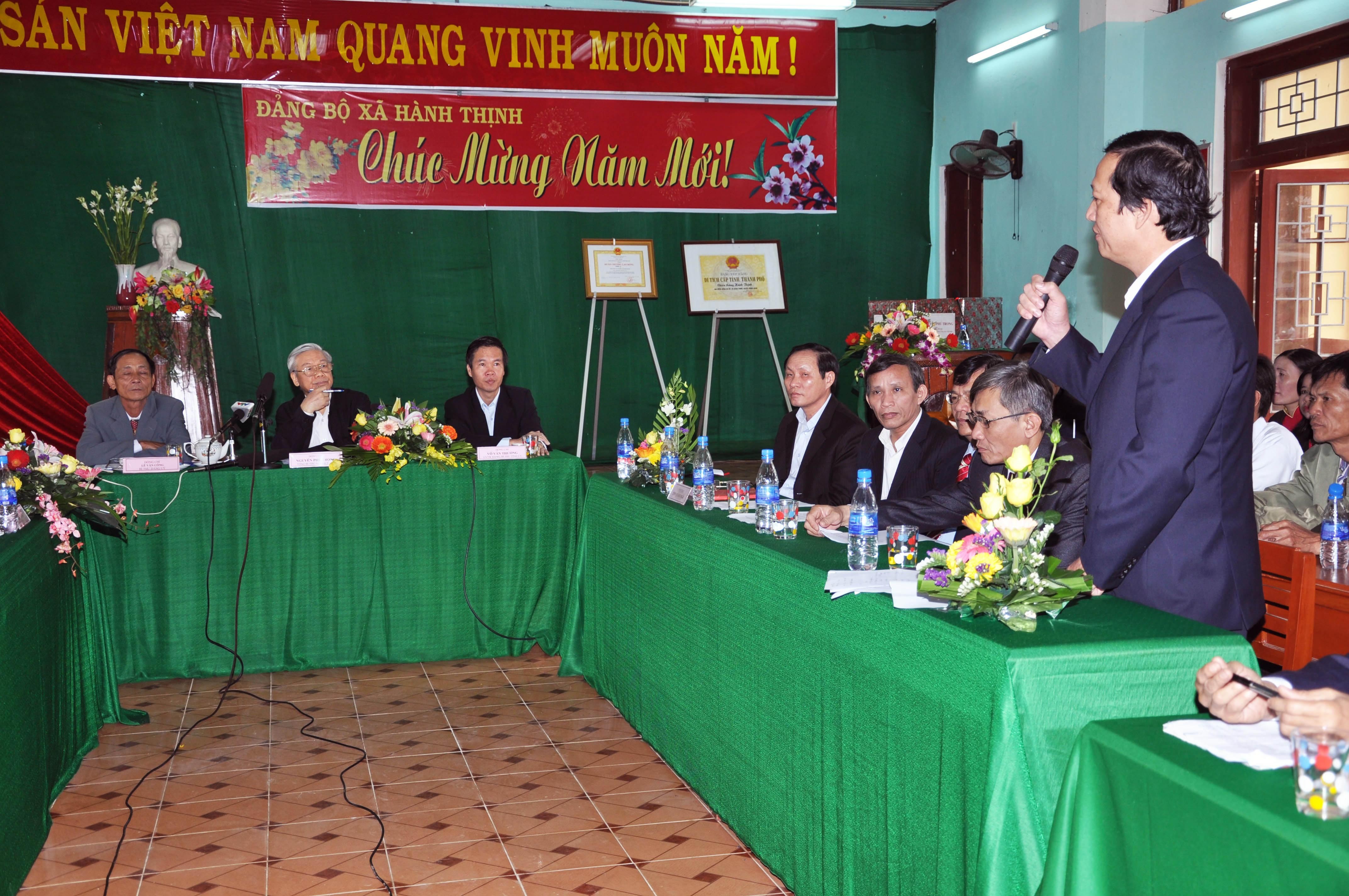 9-tong-bi-thu-nguyen-phu-trong-cham-chu-lang-nghe-y-kien-cua-lanh-dao-huyen-nghia-hanh-tai-xa-hanh-thinh-ngay-15-01-2012-anh-nguyen-dang-lam-1721654483.jpg