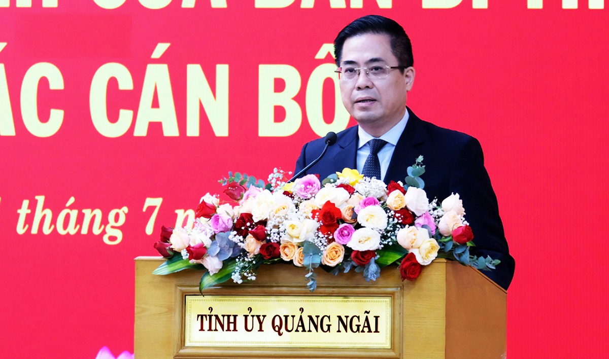 ong-nguyen-hoang-giang-pho-bi-thu-tinh-uy-quang-ngai-phat-bieu-tai-buoi-cong-bo-quyet-dinh-cua-ban-bi-thu-1722434689.jpg