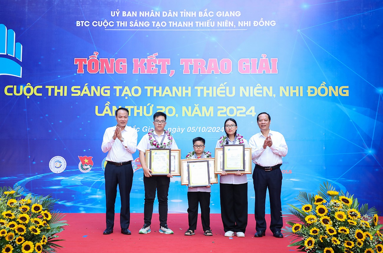 giam-doc-quy-ho-tro-sang-tao-ky-thuat-viet-nam-nguyen-xuan-tien-va-pho-chu-tich-hdnd-tinh-bac-giang-nghiem-xuan-huong-1728120089.jpg