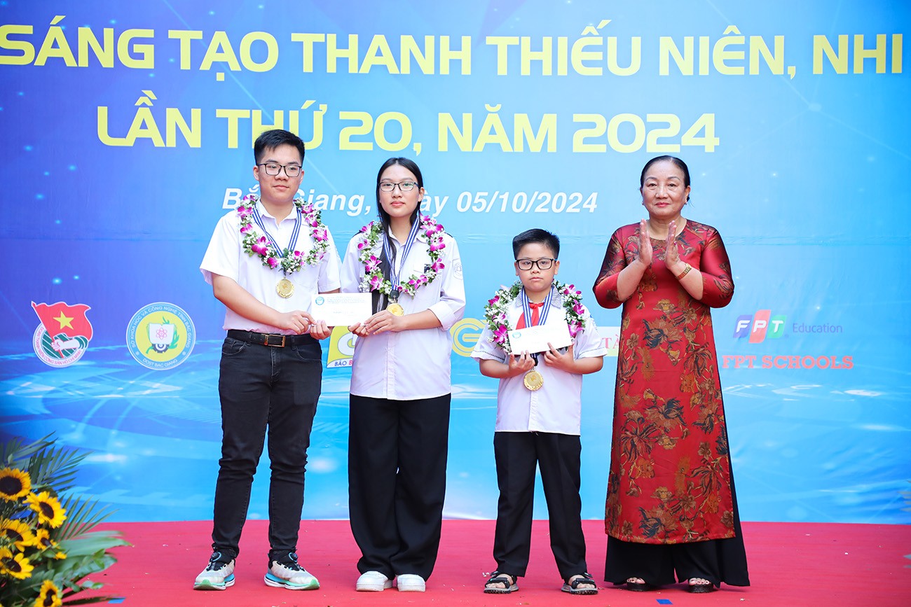 pho-chu-tich-hoi-khuyen-hoc-tinh-nguyen-thi-chinh-trao-thuong-cho-cac-tac-gia-dat-giai-nhat-cuoc-thi-1728119998.jpg