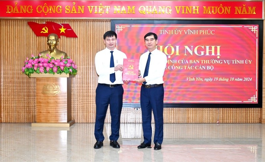 anh-1-vinh-phuc-bo-nhiem-bt-thanh-uy-min-1729343644.jpg