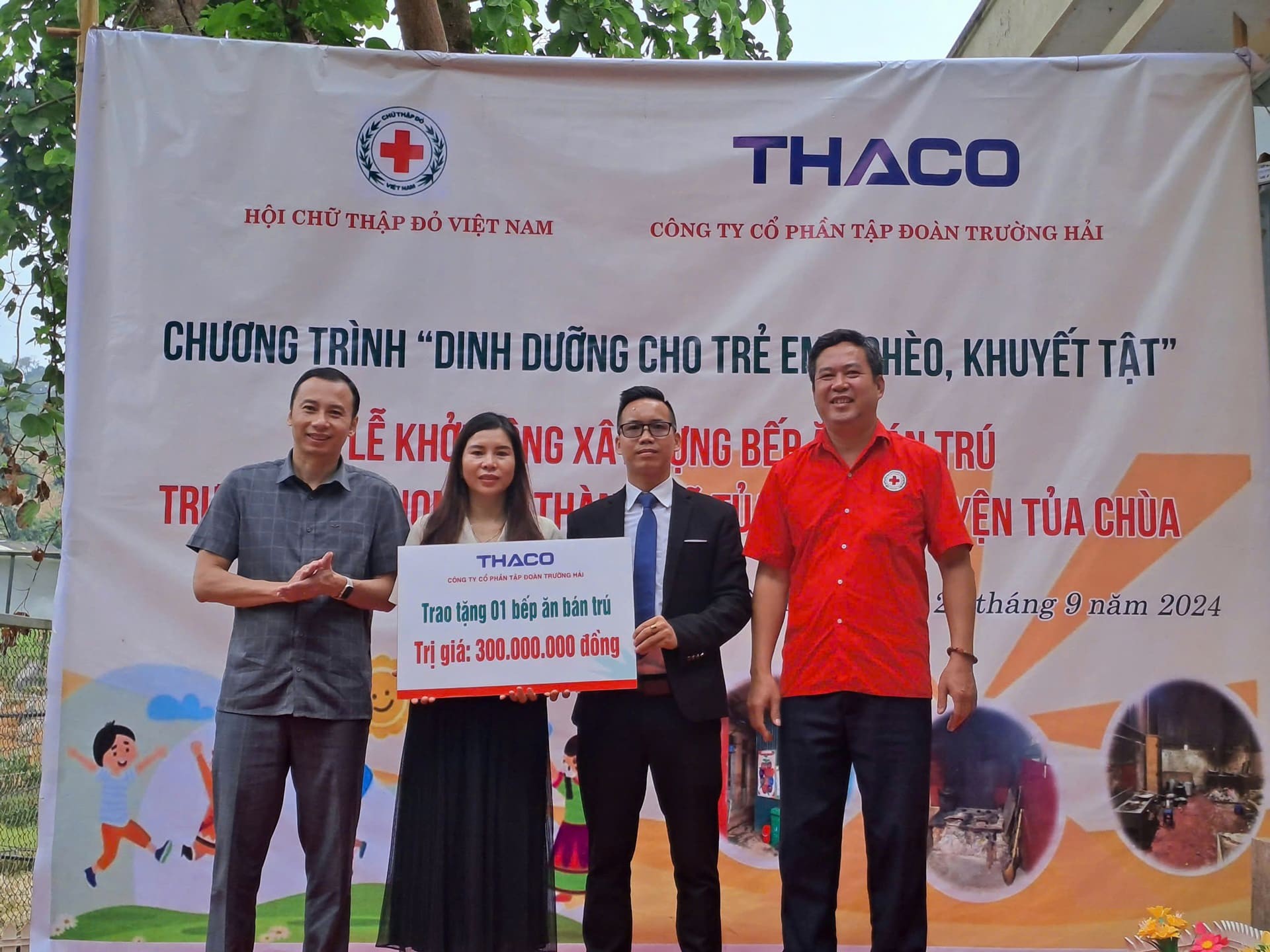 ong-luong-van-long-giam-doc-chi-nhanh-dien-bien-thuoc-thaco-auto-son-la-ao-vest-trao-bang-kinh-phi-tai-tro-1729392327.jpg