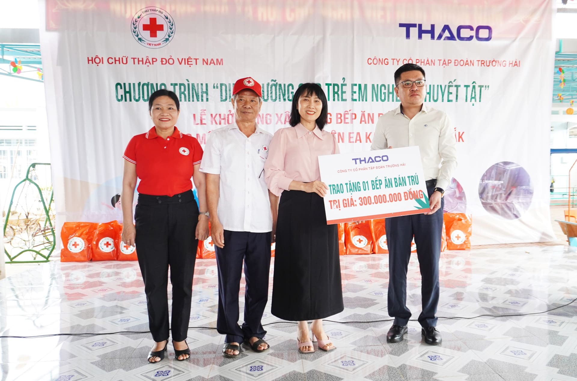 ong-nguyen-huy-cuong-tong-giam-doc-thaco-auto-dak-lak-ben-phai-trao-bang-kinh-phi-tai-tro-cho-nha-truong-1729392231.jpg