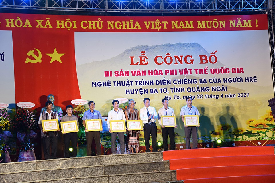 10-ong-nguyen-minh-tri-gd-so-vh-ttdl-trao-tang-giay-khen-cho-cac-ca-nhan-anh-nguyen-dang-lam-1622725880.jpg