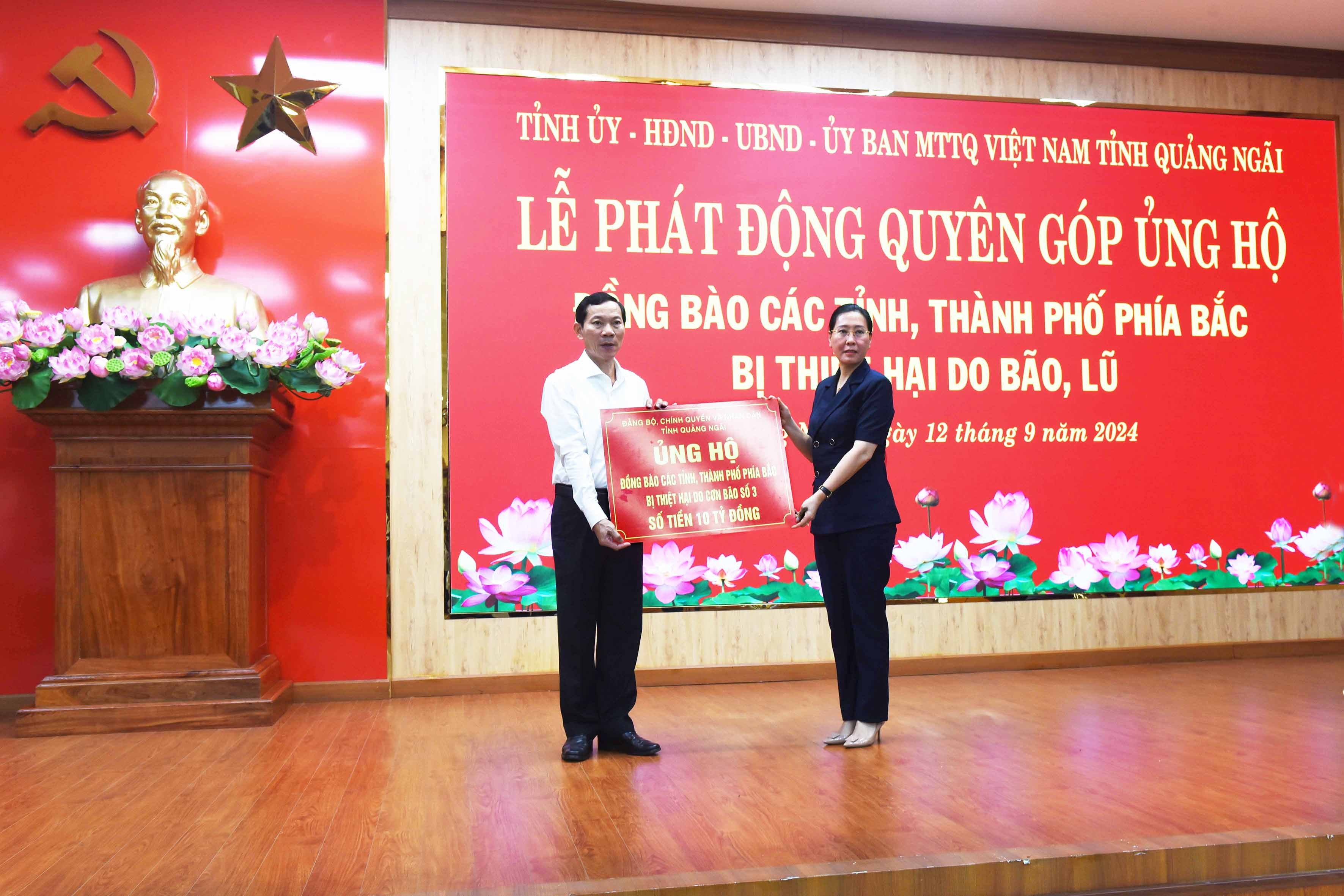 3-bi-thu-tinh-uy-quang-ngai-bui-thi-quynh-van-dai-dien-lanh-dao-tinh-trao-so-tien-10-ty-dong-ung-ho-dong-bao-cac-tinh-phia-bac-bi-thiet-hai-do-bao-lu-gay-ra-1726143170.jpg