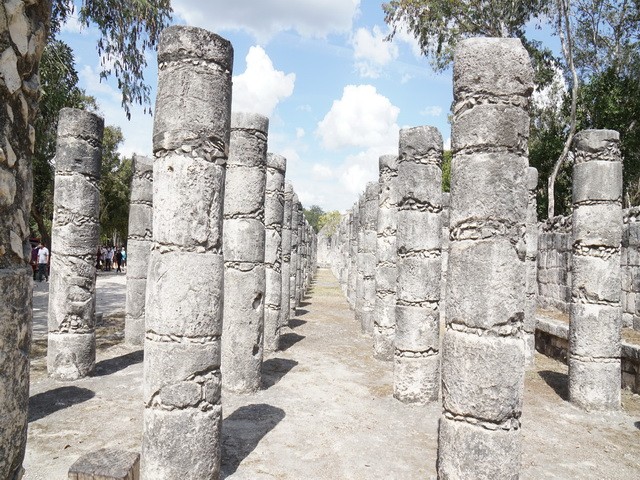 cac-cot-da-co-khac-hinh-chien-binh-o-chichen-itza-1650204300.JPG