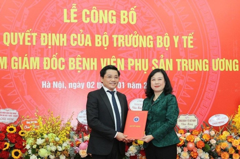 bo-truong-y-te-dao-hong-lan-trao-quyet-dinh-cho-tan-giam-doc-benh-vien-phu-san-trung-uong-anh-tran-minh-1704202656.jpeg